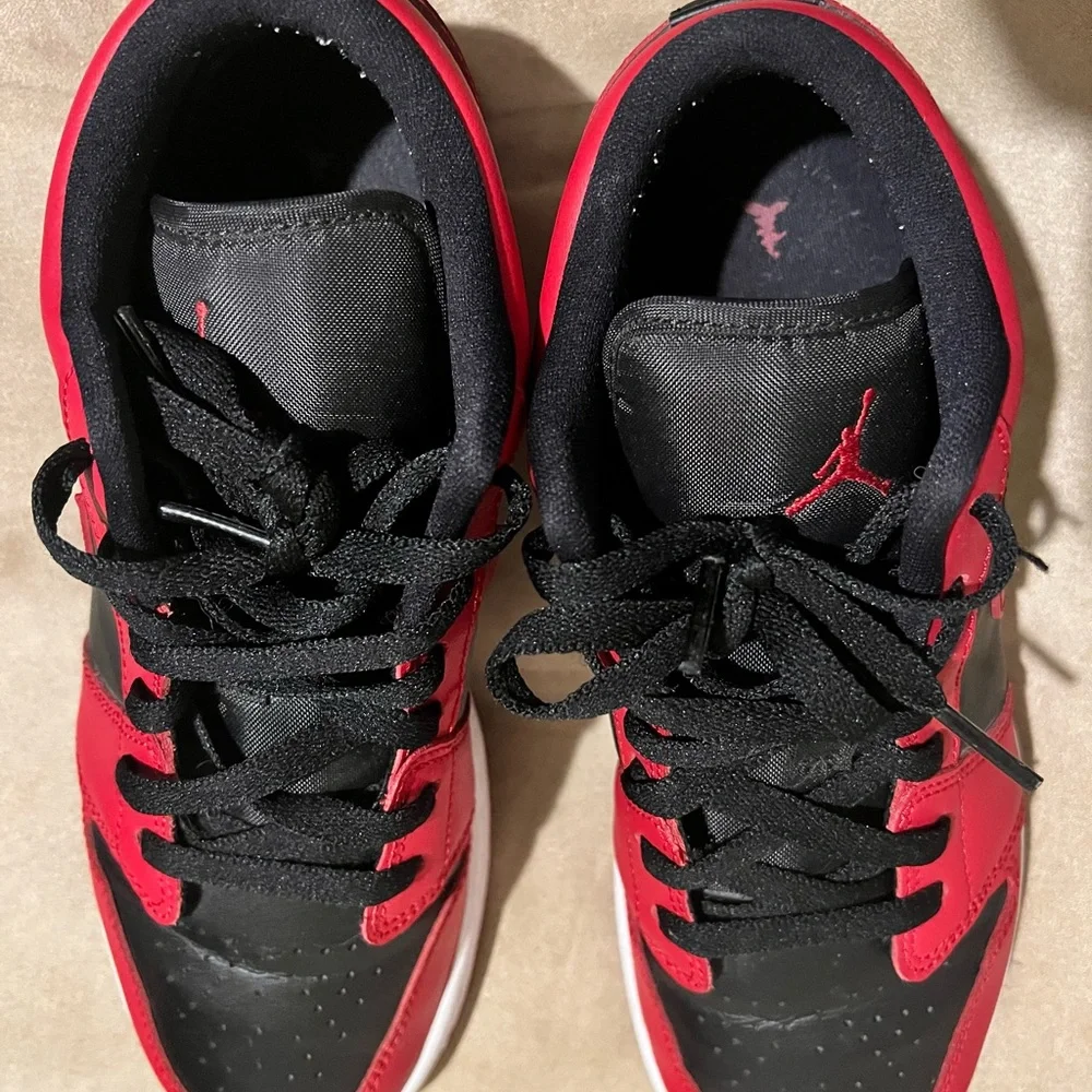 Nike Black‎ and Red Athletic Shoes